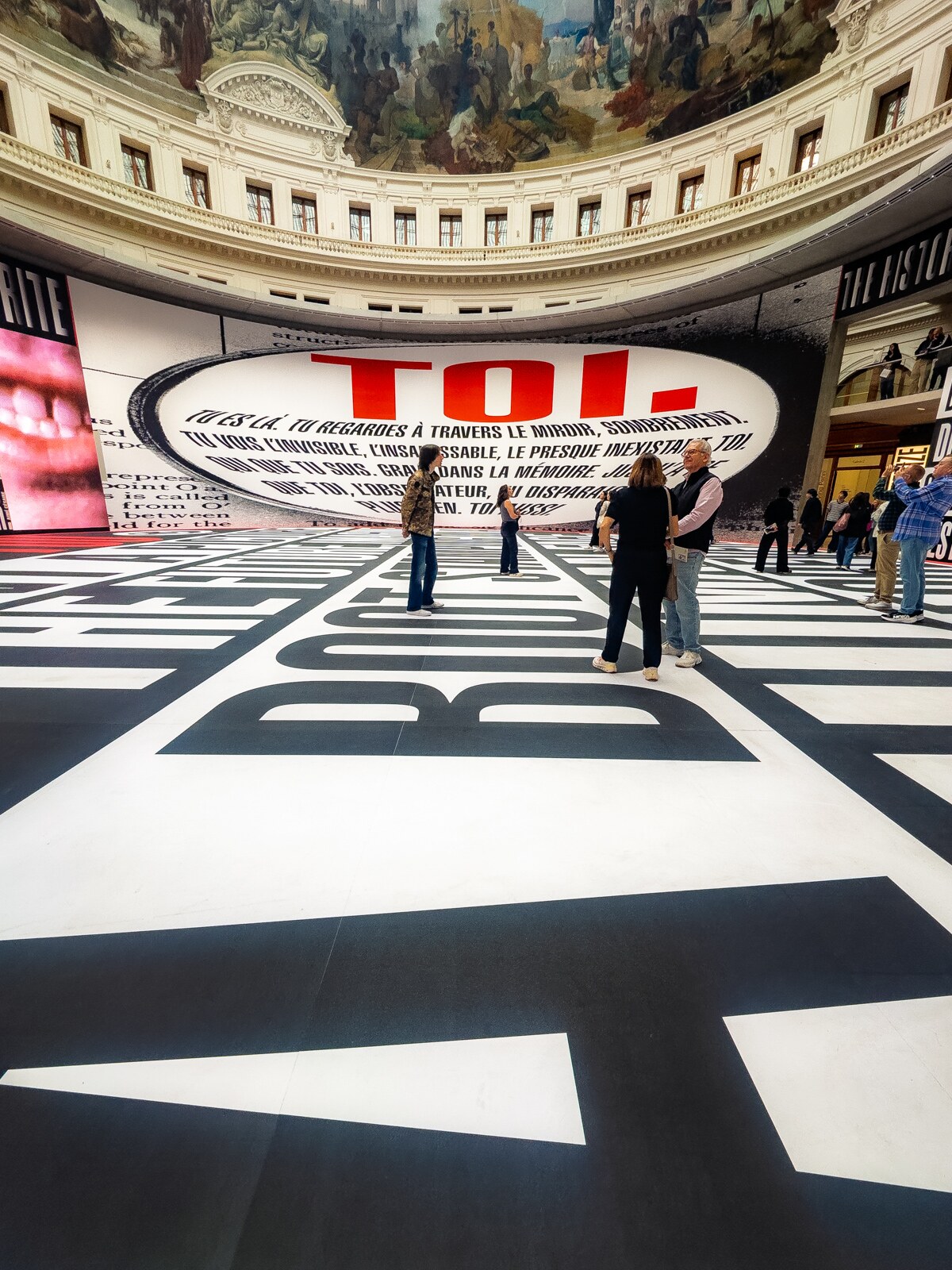 Vue du reportage photographique Remember Me à la Bourse de Commerce, Paris, par Guillaume Louyot
