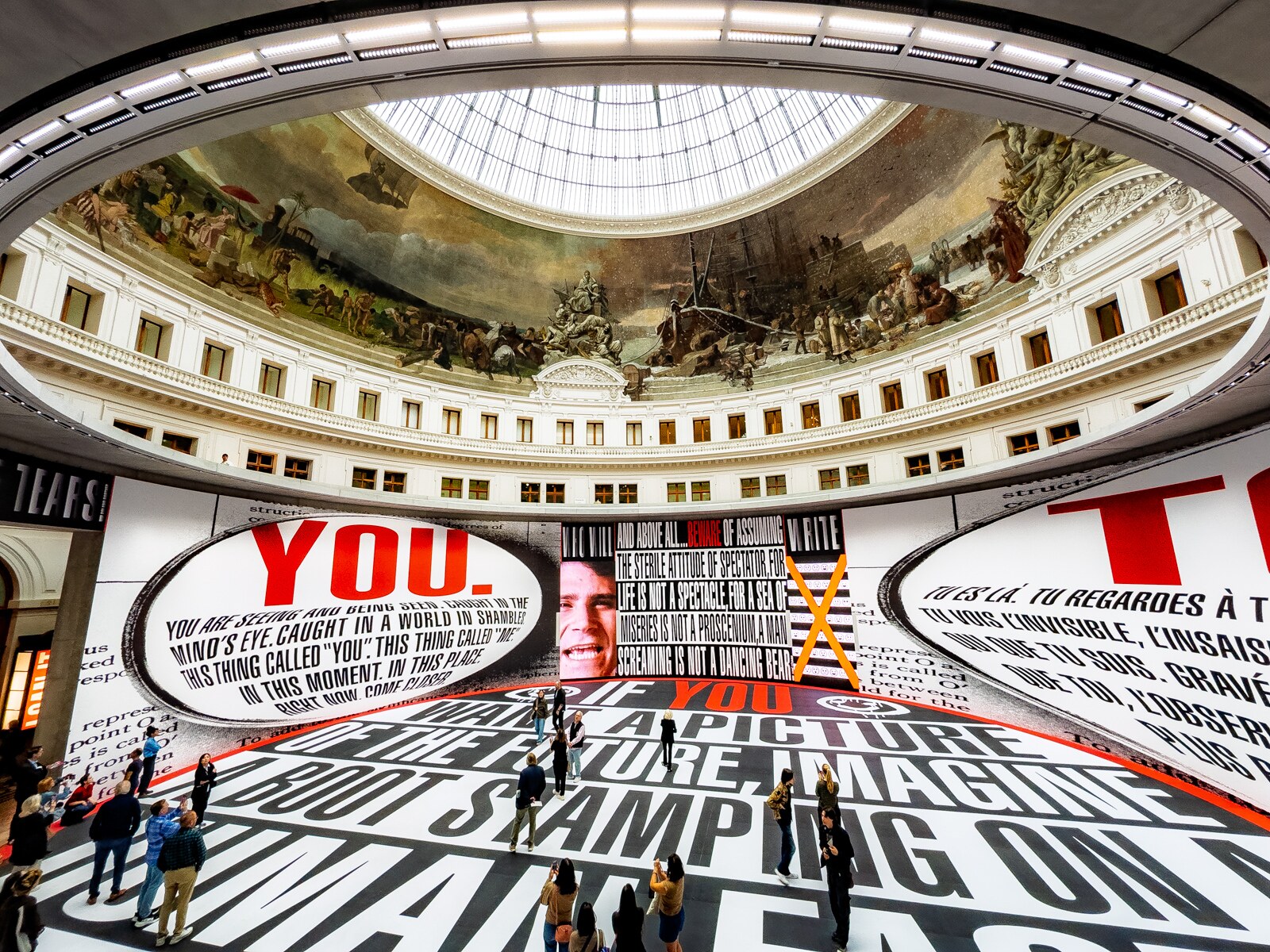 Vue du reportage photographique Remember Me à la Bourse de Commerce, Paris, par Guillaume Louyot