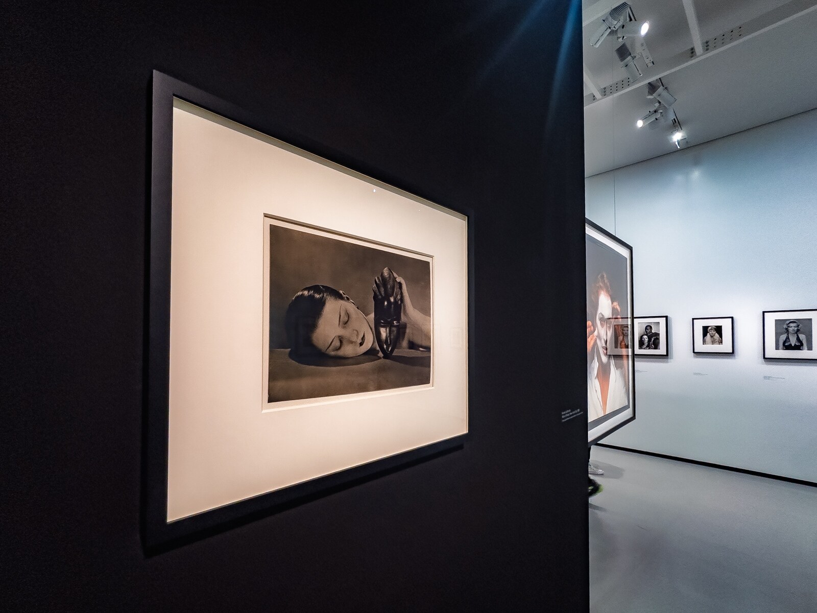 Vue du reportage photographique Remember Me à la Bourse de Commerce, Paris, par Guillaume Louyot
