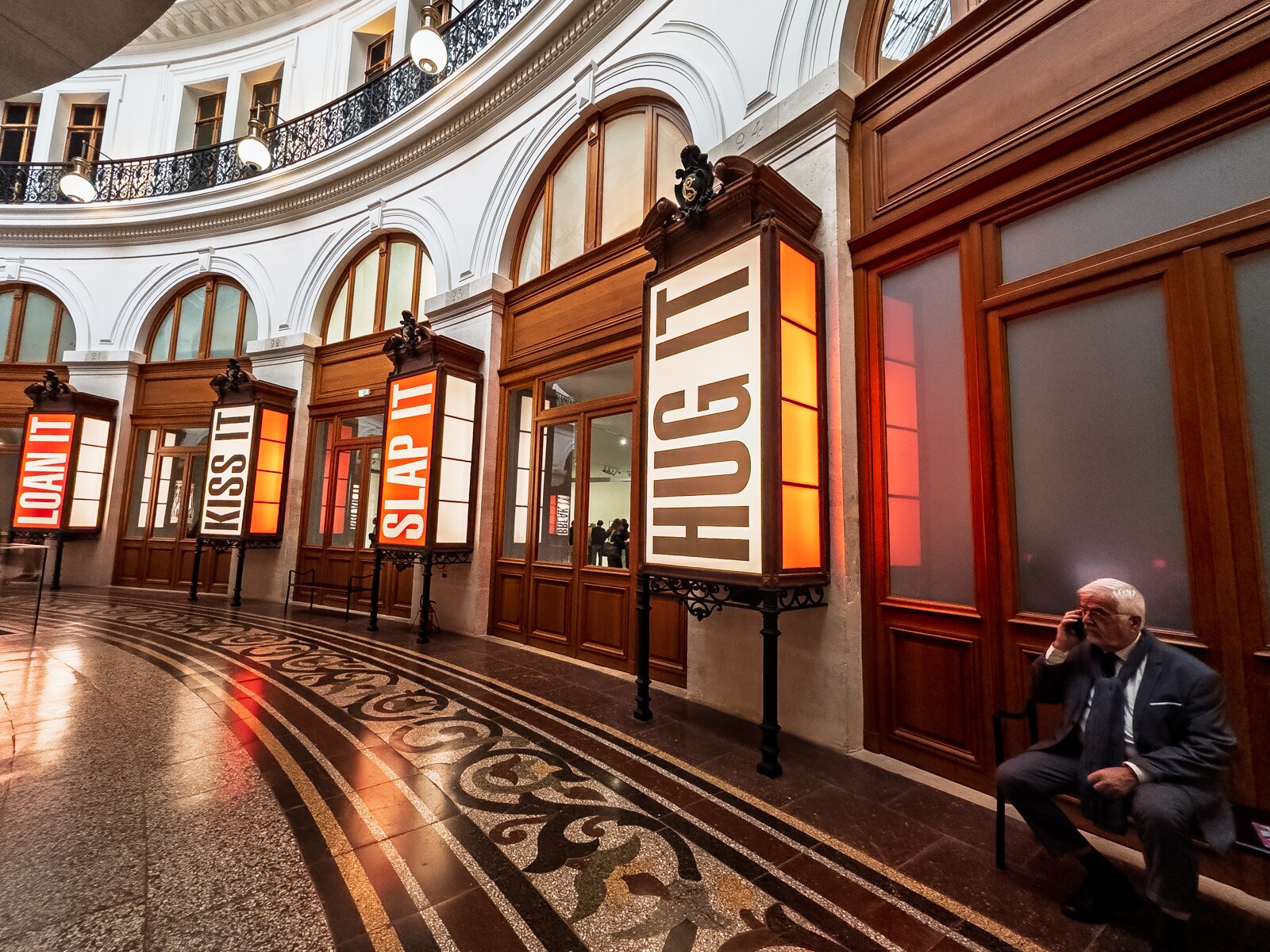 Vue du reportage photographique Remember Me à la Bourse de Commerce, Paris, par Guillaume Louyot