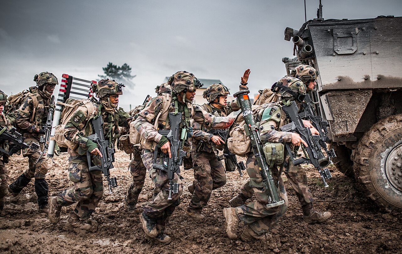 Militaires français du 35e régiment d’infanterie en exercice en 2020, se déplaçant près d’un véhicule blindé. Photo d’illustration.