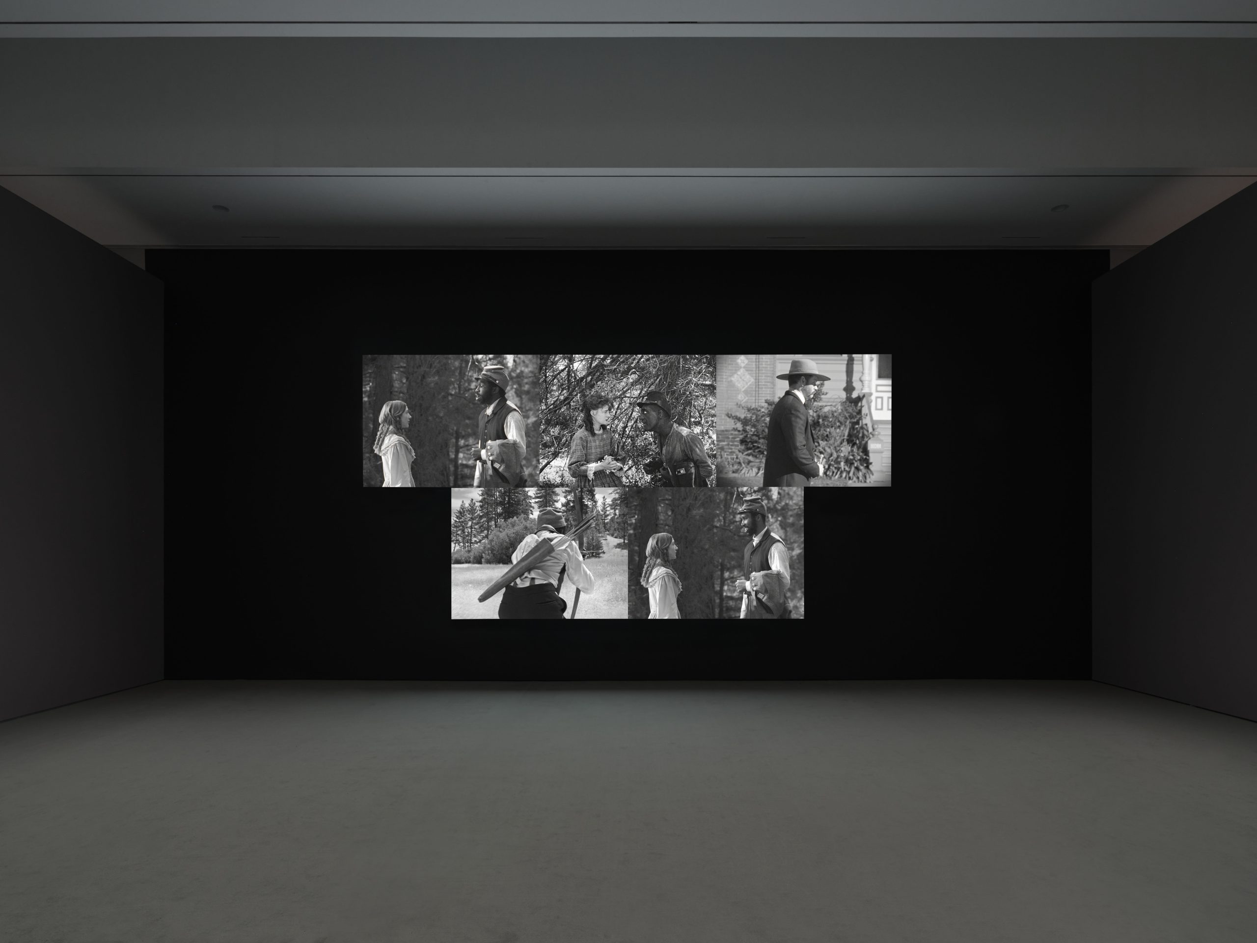 Vue de l’installation vidéo à plusieurs écrans Birth of a Nation de Stan Douglas, créée en 2025