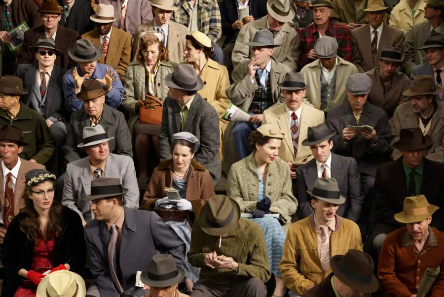 Foule dans les tribunes de Hastings Park, reconstitution photographique réalisée par Stan Douglas en 2008